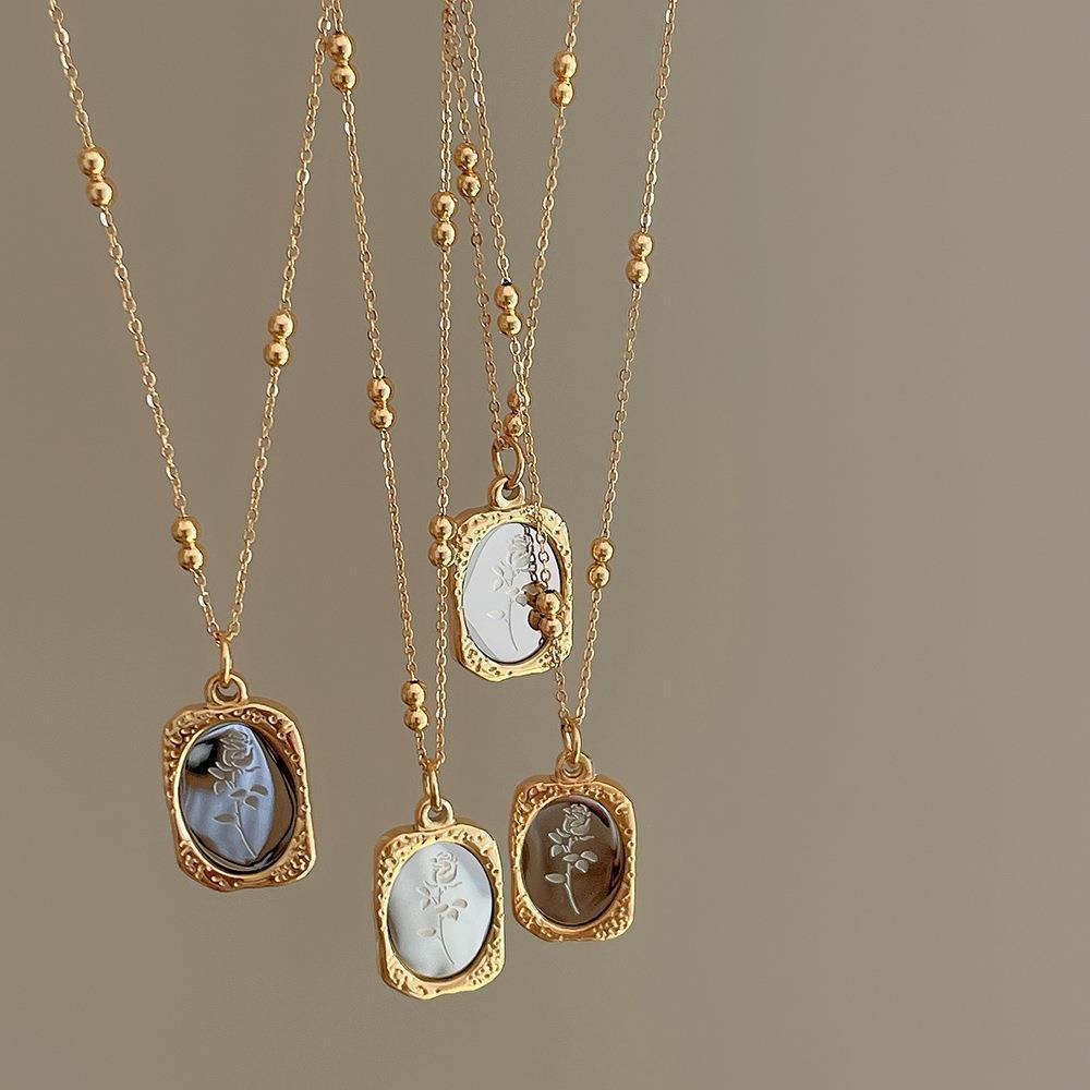 Vintage Engraved Rose Pendant  - đánh giá và giá Vintage Fashion Tags