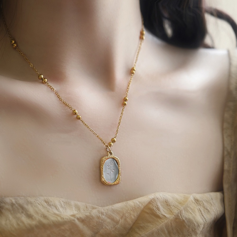Vintage Engraved Rose Pendant  - đánh giá và giá Vintage Fashion Tags