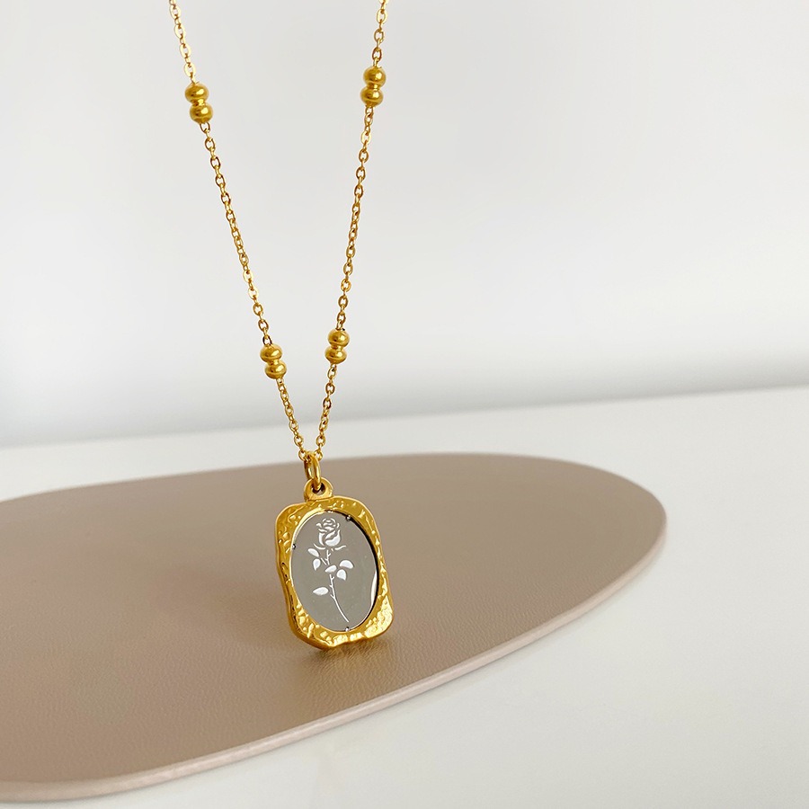 Vintage Engraved Rose Pendant  - đánh giá và giá Vintage Fashion Tags