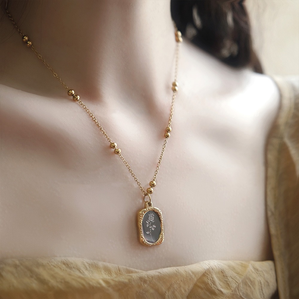 Vintage Engraved Rose Pendant  - đánh giá và giá Vintage Fashion Tags